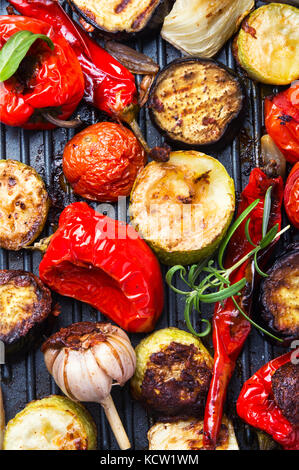 Légumes grillés sur une plaque de métal à la mode Banque D'Images