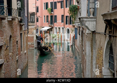 Gondola transportant les touristes sur un canal à Venise Banque D'Images