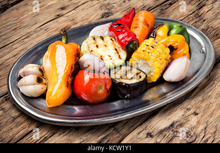 Légumes grillés sur une plaque de métal à la mode Banque D'Images