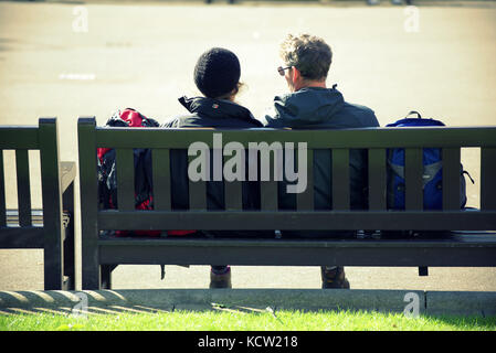 Assis om un banc regarder la vie aller par les touristes George Square Glasgow Banque D'Images