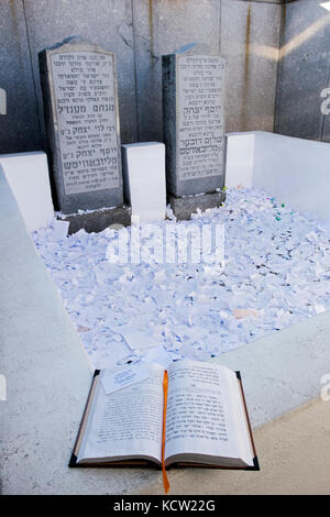 Un livre des Psaumes à l'emplacement de l'inhumation de la dernière 2 Rabbis Loubavitch. Au cimetière Montefiore à Cambria Heights, dans le Queens, New York Banque D'Images