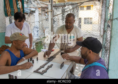 Jouer aux dominos en extérieur dans la Habana Vieja, La Vieille Havane, Cuba Banque D'Images