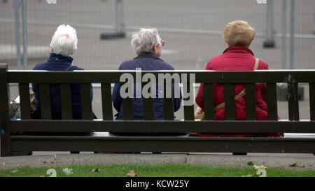 Assis om un banc regarder la vie aller par les touristes George Square Glasgow Banque D'Images