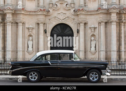Voitures américaines classiques, Chevrolet, Centro Cultural, Habana Vieja, La Vieille Havane, Cuba Banque D'Images