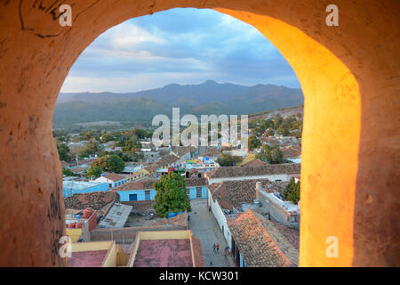 Vue depuis le l'ouverture de la tour à l'Iglesia y Convento de San Francisco, Trinidad, Cuba Banque D'Images