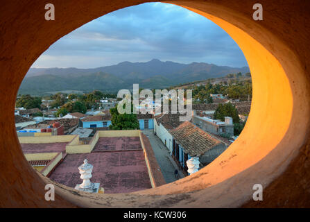 Vue depuis le l'ouverture de la tour à l'Iglesia y Convento de San Francisco, Trinidad, Cuba Banque D'Images