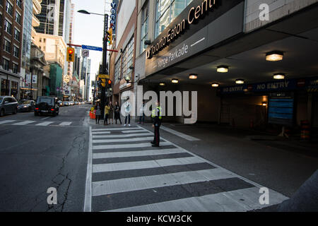 Policier Eaton Centre Toronto Walk cop police à l'extérieur de l'entrée principale panneau de signalisation feux de circulation bâtiments pas d'entrée parking Banque D'Images