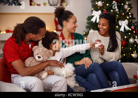 Enfant de sexe féminin joyeux noël donne à sa soeur Banque D'Images