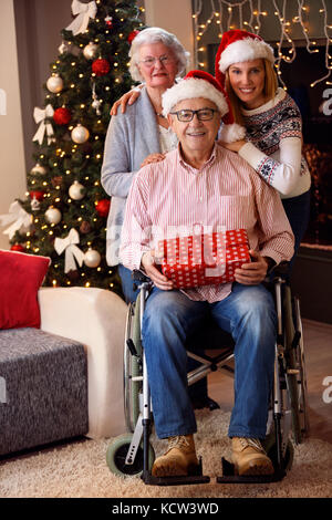 Portrait de famille heureuse portant des chapeaux de Père Noël la veille de Noël Banque D'Images