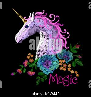 Licorne fantasy autocollant patch broderie rose violet cheval crinière. fleur rose pavot organiser l'ornement. badge cartoon vector illustration magique Illustration de Vecteur