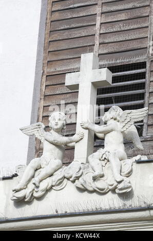 Anges blancs avec croix dans la fenêtre Banque D'Images