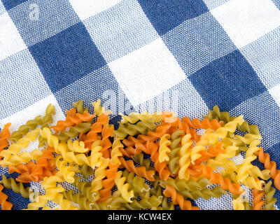 Arrière-plan de la texture des pâtes colorées. close-up close up d'un onblue Les pâtes italiennes séchées nappe à carreaux de couleur.pâtes naturelles Banque D'Images