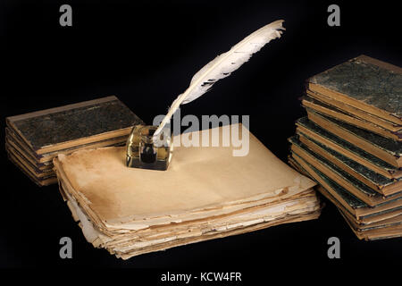 Vintage avec de vieilles bouteilles d'encre, livres, papiers et Quill Banque D'Images