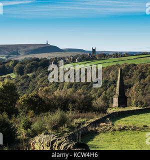 Une vue sur la vallée de calder à heptonstall et stoodley pike War Memorial de wadsworth war memorial près de pecket bien, West Yorkshire en Angleterre. Banque D'Images