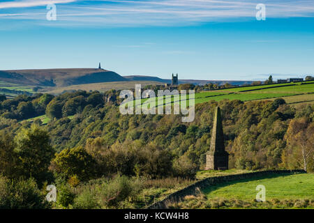 Une vue sur la vallée de calder à heptonstall et stoodley pike War Memorial de wadsworth war memorial près de pecket bien, West Yorkshire en Angleterre. Banque D'Images