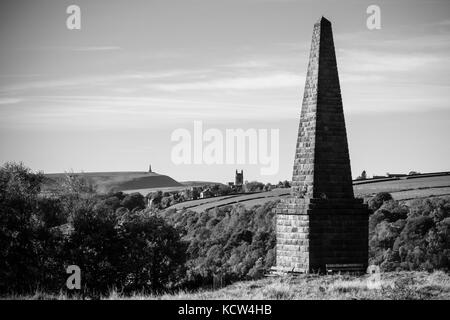 Une vue sur la vallée de calder à heptonstall et stoodley pike War Memorial de wadsworth war memorial près de pecket bien, West Yorkshire en Angleterre. Banque D'Images