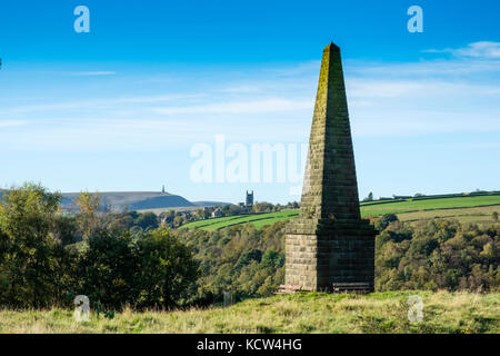 Une vue sur la vallée de calder à heptonstall et stoodley pike War Memorial de wadsworth war memorial près de pecket bien, West Yorkshire en Angleterre. Banque D'Images