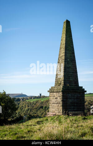 Une vue sur la vallée de calder à heptonstall et stoodley pike War Memorial de wadsworth war memorial près de pecket bien, West Yorkshire en Angleterre. Banque D'Images