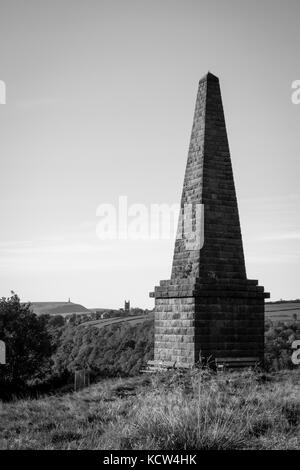 Une vue sur la vallée de calder à heptonstall et stoodley pike War Memorial de wadsworth war memorial près de pecket bien, West Yorkshire en Angleterre. Banque D'Images