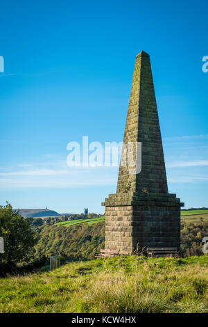 Une vue sur la vallée de calder à heptonstall et stoodley pike War Memorial de wadsworth war memorial près de pecket bien, West Yorkshire en Angleterre. Banque D'Images