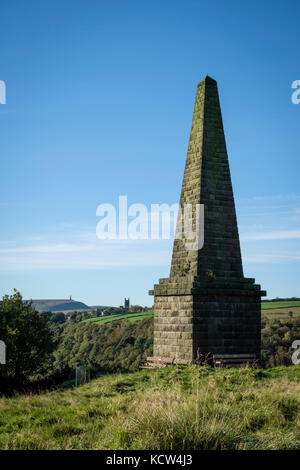 Une vue sur la vallée de calder à heptonstall et stoodley pike War Memorial de wadsworth war memorial près de pecket bien, West Yorkshire en Angleterre. Banque D'Images