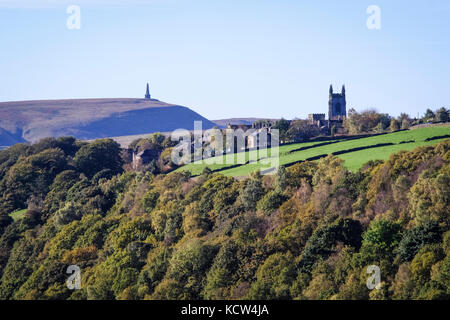 Une vue sur la vallée de Calder à Heptonstall et Stoodley Pike War Memorial de Wadsworth war memorial près de Pecket bien, West Yorkshire en Angleterre. Banque D'Images