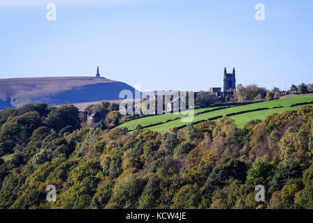 Une vue sur la vallée de calder à heptonstall et stoodley pike War Memorial de wadsworth war memorial près de pecket bien, West Yorkshire en Angleterre. Banque D'Images