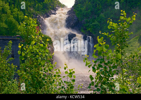 À la rivière Ouiatchouan falls ouiatchouan. Saguenay-lac-saint-jean. , Val-Jalbert, Québec, Canada Banque D'Images