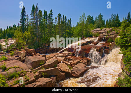 Chutes de la rivière Papinachois Côte-Nord du Saint-Laurent. Côtes-Nord, Manicouagan, Québec, Canada Banque D'Images