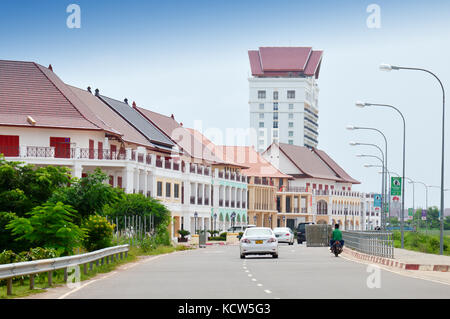 Rue par le fleuve Mékong en face de Vientiane Nouveau monde (VNW), un méga projet de complexe urbain contemporain à Vientiane, capitale de la RDP lao. Banque D'Images