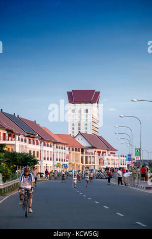 Rue par le fleuve Mékong en face de Vientiane Nouveau monde (VNW), un méga projet de complexe urbain contemporain à Vientiane, capitale de la RDP lao. Banque D'Images