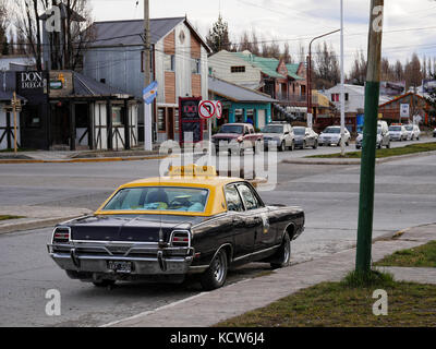 Ford Fairlane taxi vintage - Main street, El Calafate, Argentine Banque D'Images