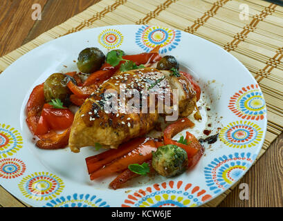 Un pan de feuille du poulet teriyaki avec légumes Banque D'Images