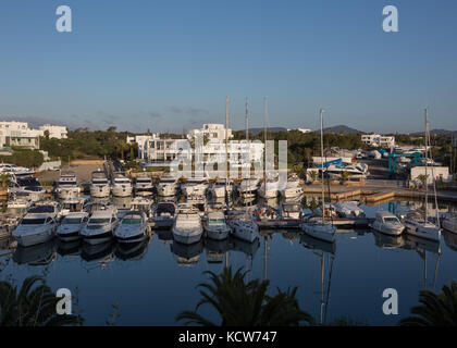Voiliers et yachts amarrés dans la marina de Cala d'or, Cala d'or, Majorque, Iles Baléares, Espagne. Banque D'Images