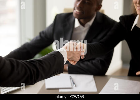 Close up image entre caucasian businesswoman et client ou partenaire sur réunion multinationale dans introduci demandeur d'emploi. Banque D'Images