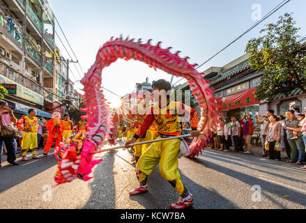 Image haute qualité de la vue de l'image de la danse du dragon en fête des lanternes (pleine lune du 1e mois) à Ho Chi Minh City, Vietnam. Banque D'Images