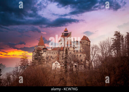 Le château de Bran, Transylvanie, Roumanie, dite de "château de Dracula". Banque D'Images