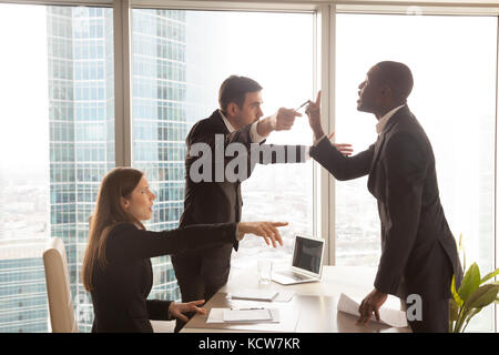 Déçu par la décision candidat afro-américain insultant les recruteurs, employeurs offensés rejetant le demandeur insatisfait après avoir échoué int Banque D'Images