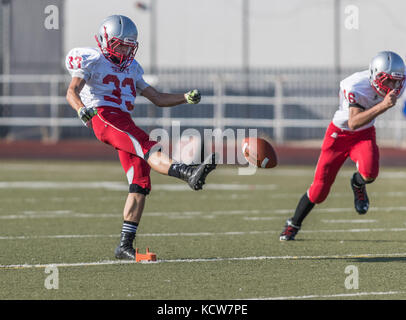 L'action de football avec trinity vs. university prep high school à Redding en Californie. Banque D'Images