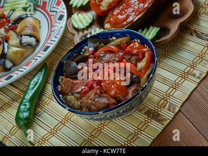 Guvech lamd turc. Un assortiment de plats traditionnels turcs, vue de dessus. L'alimentation de l'Est Banque D'Images