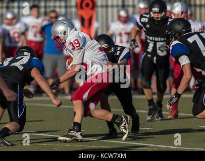 L'action de football avec trinity vs. university prep high school à Redding en Californie. Banque D'Images