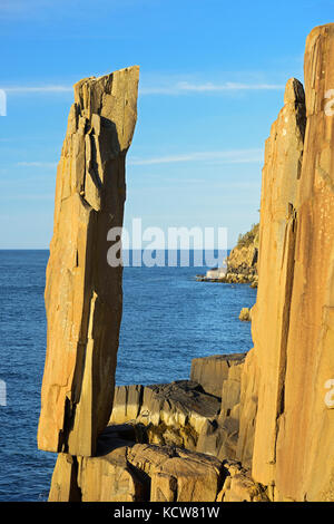 Le « Balancing Rock » sur la baie St. Mary's, près de Tiverton sur long Island, sur le Digby Neck, Nouvelle-Écosse, Canada Banque D'Images