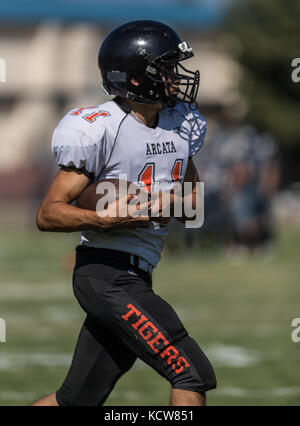 L'action de football avec arcata vs. central valley high school de ville de Shasta Lake, en Californie. Banque D'Images