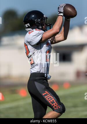 L'action de football avec arcata vs. central valley high school de ville de Shasta Lake, en Californie. Banque D'Images