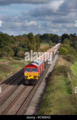 Une locomotive classe 59 Db cargo passe Woodborough (entre Pewsey & Westbury, Wiltshire ) le transport de wagons en pierre vide de Londres à Merehead Quarry Banque D'Images