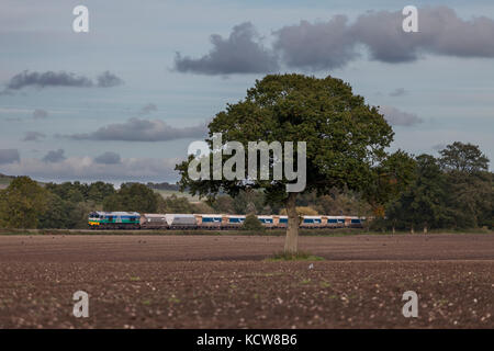 Un Aggregate Industries Class 59 Beechingstoke locomotive passe, Wiltshire avec wagons pierre vide de retourner à Whatley quarry pour rechargement. Banque D'Images