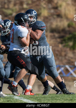 L'action de football avec arcata vs. central valley high school de ville de Shasta Lake, en Californie. Banque D'Images