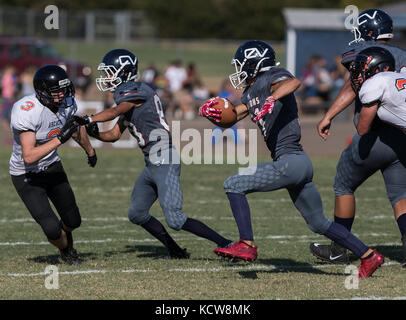 L'action de football avec arcata vs. central valley high school de ville de Shasta Lake, en Californie. Banque D'Images