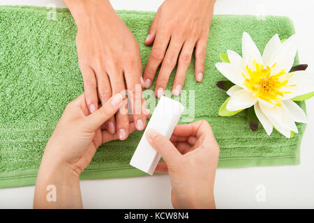 Close-up de la main beauté des ongles le dépôt d'une femme à salon Banque D'Images