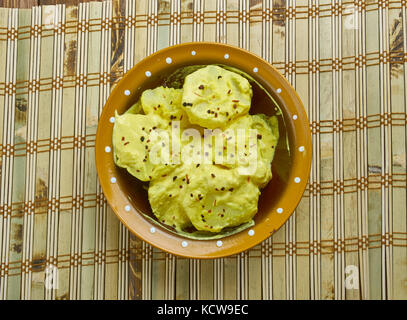 Kashmiri dum aloo - pommes de terre dans une sauce épicée caillé dynamique en fonction. Banque D'Images